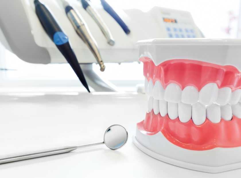 Clean teeth denture, dental jaw model, mirror and dentistry inst