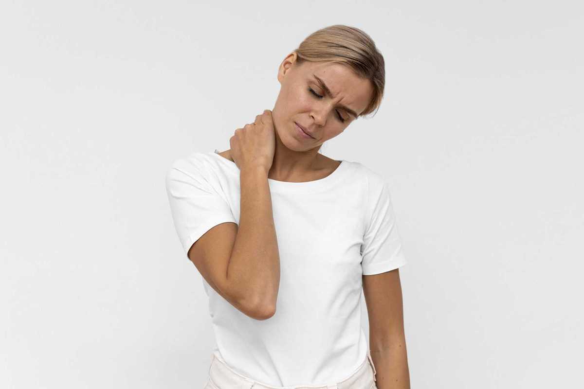front-view-woman-having-neck-pain (1)